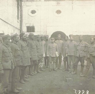 Konvolut von 12 Fotografien, Französische und Britische Kriegsgefangene mit Feldgrauen in einem Kriegsgefangenenlager, darunter z.T. auch einige Kolonialsoldaten und eine Gruppe Schotten, 8 x 8 cm