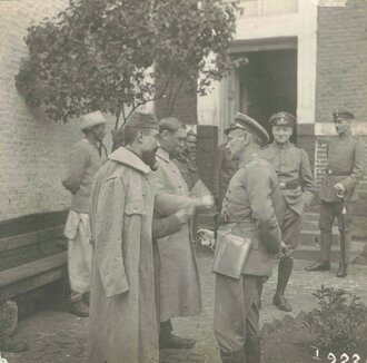 Konvolut von 12 Fotografien, Französische und Britische Kriegsgefangene mit Feldgrauen in einem Kriegsgefangenenlager, darunter z.T. auch einige Kolonialsoldaten und eine Gruppe Schotten, 8 x 8 cm