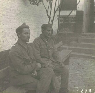 Konvolut von 12 Fotografien, Französische und Britische Kriegsgefangene mit Feldgrauen in einem Kriegsgefangenenlager, darunter z.T. auch einige Kolonialsoldaten und eine Gruppe Schotten, 8 x 8 cm