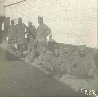 Konvolut von 12 Fotografien, Französische und Britische Kriegsgefangene mit Feldgrauen in einem Kriegsgefangenenlager, darunter z.T. auch einige Kolonialsoldaten und eine Gruppe Schotten, 8 x 8 cm