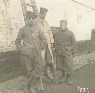 Konvolut von 12 Fotografien, Französische und Britische Kriegsgefangene mit Feldgrauen in einem Kriegsgefangenenlager, darunter z.T. auch einige Kolonialsoldaten und eine Gruppe Schotten, 8 x 8 cm