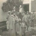 Konvolut von 12 Fotografien, Französische und Britische Kriegsgefangene mit Feldgrauen in einem Kriegsgefangenenlager, darunter z.T. auch einige Kolonialsoldaten und eine Gruppe Schotten, 8 x 8 cm