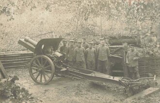 Foto Gruppe von Feldgrauen um eine 15cm Haubitze , ca. 9 x 14 cm