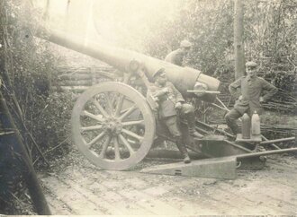 Aufnahme einer Gruppe Feldgrauer mit Krupp 15cm Kanone L/30, 11 x 8 cm