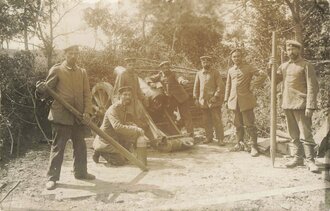 Aufnahme einer Gruppe Feldgrauer mit schwerer Feldhaubitze, 9 x 14 cm