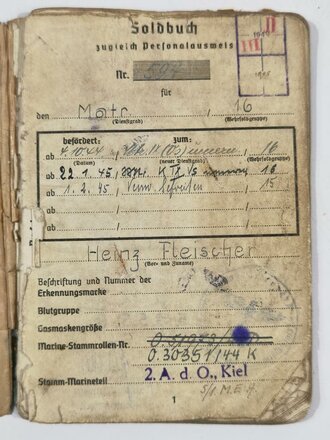 Kriegsgefangenschaft, Soldbuch eines Angehörigen der Kriegsmarine mit Royal Navy Identity Card, Dienst- und Führungszeugnis aus dem Deutschen Minenräumdienst sowie "Certificate of Discharge" aus engl. Kriegsgefangenschaft 1947 etc., ca. DIN A5, gebraucht