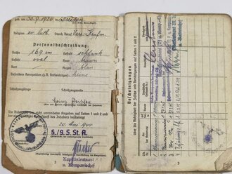 Kriegsgefangenschaft, Soldbuch eines Angehörigen der Kriegsmarine mit Royal Navy Identity Card, Dienst- und Führungszeugnis aus dem Deutschen Minenräumdienst sowie "Certificate of Discharge" aus engl. Kriegsgefangenschaft 1947 etc., ca. DIN A5, gebraucht