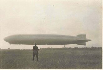 Aufnahme Luftschiff "Graf-Zeppelin in Darmstadt", 1929, 8,5 x 6 cm