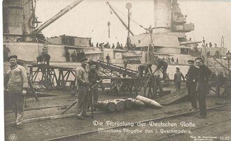 Ansichtskarte "Die Abrüstung der Deutschen Flotte. Munitions-Abgabe des 1. Geschwaders"