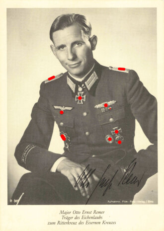 Deutschland nach 1945, Major Otto Ernst Remer, eigenhändige Unterschrift auf Fotopostkarte, 10,5 x 15 cm, guter Zustand