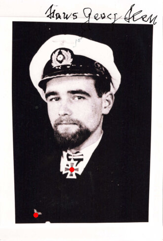 Deutschland nach 1945, U-Boot Kommandant Hans Georg Hess, eigenhändige Unterschrift auf Repro-Foto, 1995, 10 x 13,5 cm, Rückseitig eigenhändige Widmung mit ebensolcher Unterschrift