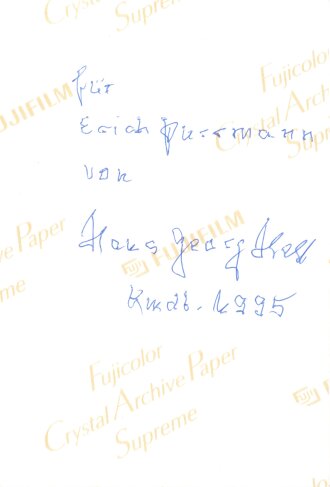 Deutschland nach 1945, U-Boot Kommandant Hans Georg Hess, eigenhändige Unterschrift auf Repro-Foto, 1995, 10 x 13,5 cm, Rückseitig eigenhändige Widmung mit ebensolcher Unterschrift