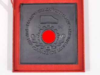 "Für hervorragende Leistungen Handwerkerwettkampf 1939" Eiserne, geschwärzte Plakette in zugehörigem Etui ( 17,5 x 18,5cm)  Sehr guter Zustand