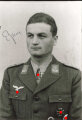 Deutschland nach 1945, Ritterkreuzträger Erich Beine (Fallschirmjäger-Regiment 12), eigenhändige Unterschrift auf Repro-Foto und zugehörigem Brief, 1996, ca. 9 x 13 cm, guter Zustand