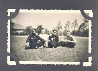 XI. Olympische Spiele Berlin 1936, Album mit 9 Fotografien im Kleinformat, Indische Hockey-Mannschaft (Olympiasieger), Mannschafts-Foto 1x vorhanden, 6 x 9 cm, sehr guter Zustand