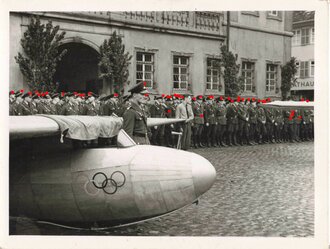NSFK / NSKK, 3 Fotografien mit Angehörigen beider Korps vor einem Leichtflugzeug/Segelflugzeug mit Olympiaringen auf dem Marktplatz in Neustadt a. d. W./Pfalz, wohl 1936, ca. 9 x 12 cm, guter Zustand