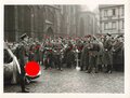 NSFK / NSKK, 3 Fotografien mit Angehörigen beider Korps vor einem Leichtflugzeug/Segelflugzeug mit Olympiaringen auf dem Marktplatz in Neustadt a. d. W./Pfalz, wohl 1936, ca. 9 x 12 cm, guter Zustand