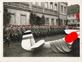 NSFK / NSKK, 3 Fotografien mit Angehörigen beider Korps vor einem Leichtflugzeug/Segelflugzeug mit Olympiaringen auf dem Marktplatz in Neustadt a. d. W./Pfalz, wohl 1936, ca. 9 x 12 cm, guter Zustand