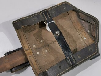 Klappspaten in Tasche Wehrmacht. Der Spaten mit Hersteller dbp und WaA , die Hülle aus Ersatzmaterial datiert  1942 . In diesem Zustand selten