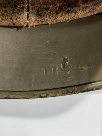 Stahlhelm Modell 1940 der Wehrmacht, bei der Dänischen Armee weiterverwendet, dort neu lackiert und mit Abzeichen versehen.