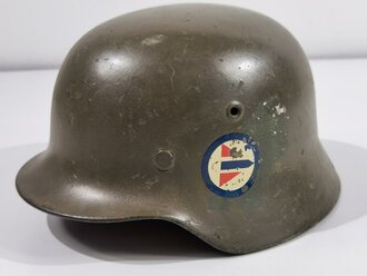 Stahlhelm Modell 1940 der Wehrmacht, bei der Dänischen Armee weiterverwendet, dort neu lackiert und mit Abzeichen versehen.