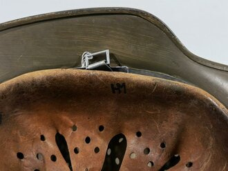 Stahlhelm Modell 1940 der Wehrmacht, bei der Dänischen Armee weiterverwendet, dort neu lackiert und mit Abzeichen versehen.