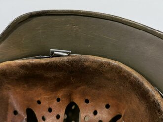 Stahlhelm Modell 1940 der Wehrmacht, bei der Dänischen Armee weiterverwendet, dort neu lackiert und mit Abzeichen versehen.