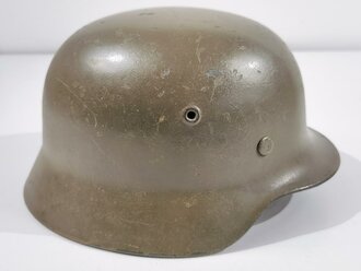 Stahlhelm Modell 1940 der Wehrmacht, bei der Dänischen Armee weiterverwendet, dort neu lackiert und mit Abzeichen versehen.