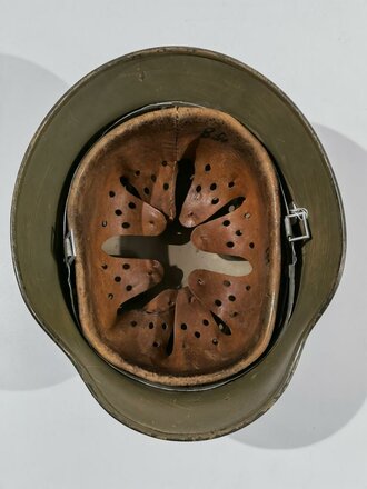 Stahlhelm Modell 1940 der Wehrmacht, bei der Dänischen Armee weiterverwendet, dort neu lackiert und mit Abzeichen versehen.