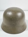 Stahlhelm Modell 1940 der Wehrmacht, bei der Dänischen Armee weiterverwendet, dort neu lackiert und mit Abzeichen versehen.