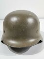 Stahlhelm Modell 1940 der Wehrmacht, bei der Dänischen Armee weiterverwendet, dort neu lackiert und mit Abzeichen versehen.