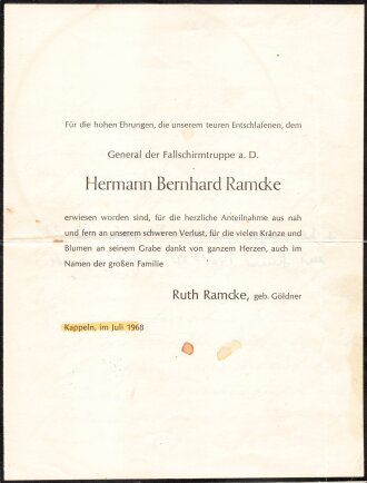 Deutschland nach 1945, Todesanzeige des Generals der Fallschirmtruppe Hermann-Bernhard Ramcke mit Brief seiner Frau, eigenhändige Unterschrift Ruth Ramcke, 28. 7. 1968, 21 x 16 cm, gefaltet, gebraucht, fleckig