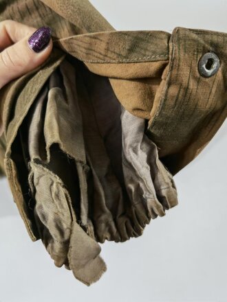 Luftwaffe, Fallschirmjäger "Knochensack" in sumpftarn, Getragenes Stück in gutem Gesamtzustand. Die Reissverschlüsse gängig, ebenso die Druckknöpfe. Kammerstück datiert 1944