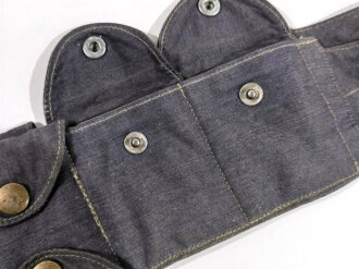 Luftwaffe, Fallschirmjäger Patronenbandulier für K98 Ladestreifen. Ausführung in blau, getragenes Stück in gutem Zustand