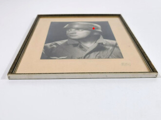 Original gerahmte Studioaufnahme eines Angehörigen der Fallschirmtruppe mit grünem Knochensack und Stahlhelm. Maße des Rahmen 26 x 34cm