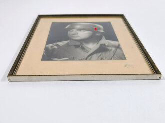Original gerahmte Studioaufnahme eines Angehörigen der Fallschirmtruppe mit grünem Knochensack und Stahlhelm. Maße des Rahmen 26 x 34cm