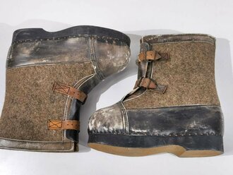 Paar Wachstiefel Wehrmacht, Filz mit Holzsohle, wurden über den normalen Stiefeln getragen. Ungetragenes Paar mit Lagerspuren