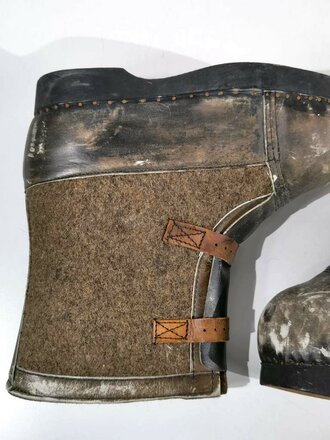 Paar Wachstiefel Wehrmacht, Filz mit Holzsohle, wurden über den normalen Stiefeln getragen. Ungetragenes Paar mit Lagerspuren