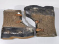Paar Wachstiefel Wehrmacht, Filz mit Holzsohle, wurden über den normalen Stiefeln getragen. Ungetragenes Paar mit Lagerspuren