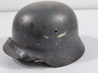 Luftwaffe, Stahlhelm Modell 1935, stark getragenes Stück mit beiden Emblemen. In allen Teilen originales und zusammengehöriges Stück, vom Hakenkreuz ist nur ein Arm erhalten