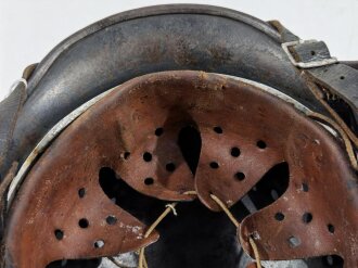 Luftwaffe, Stahlhelm Modell 1935, stark getragenes Stück mit beiden Emblemen. In allen Teilen originales und zusammengehöriges Stück, vom Hakenkreuz ist nur ein Arm erhalten