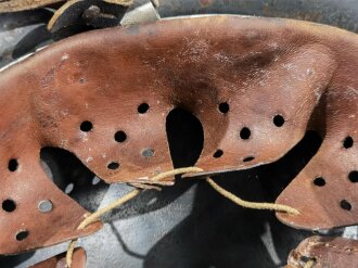 Luftwaffe, Stahlhelm Modell 1935, stark getragenes Stück mit beiden Emblemen. In allen Teilen originales und zusammengehöriges Stück, vom Hakenkreuz ist nur ein Arm erhalten