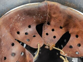 Luftwaffe, Stahlhelm Modell 1935, stark getragenes Stück mit beiden Emblemen. In allen Teilen originales und zusammengehöriges Stück, vom Hakenkreuz ist nur ein Arm erhalten