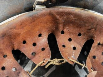 Luftwaffe, Stahlhelm Modell 1935, stark getragenes Stück mit beiden Emblemen. In allen Teilen originales und zusammengehöriges Stück, vom Hakenkreuz ist nur ein Arm erhalten