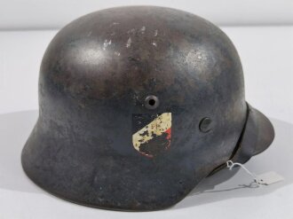 Luftwaffe, Stahlhelm Modell 1935, stark getragenes Stück mit beiden Emblemen. In allen Teilen originales und zusammengehöriges Stück, vom Hakenkreuz ist nur ein Arm erhalten