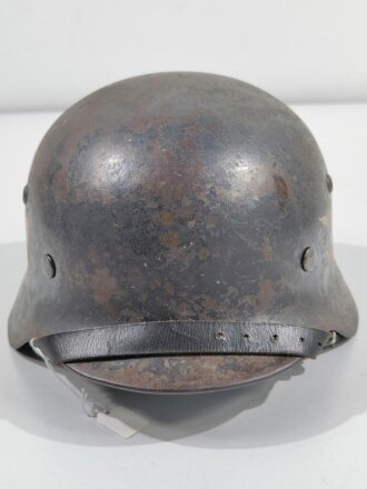 Luftwaffe, Stahlhelm Modell 1935, stark getragenes Stück mit beiden Emblemen. In allen Teilen originales und zusammengehöriges Stück, vom Hakenkreuz ist nur ein Arm erhalten