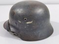 Luftwaffe, Stahlhelm Modell 1935, stark getragenes Stück mit beiden Emblemen. In allen Teilen originales und zusammengehöriges Stück, vom Hakenkreuz ist nur ein Arm erhalten