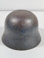 Luftwaffe, Stahlhelm Modell 1935, stark getragenes Stück mit beiden Emblemen. In allen Teilen originales und zusammengehöriges Stück, vom Hakenkreuz ist nur ein Arm erhalten