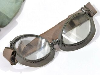 Brille für Kradmelder der Wehrmacht. Gummi weich, Zugband elastisch, datiert 1942. In zugehörigem Transportbehälter und Ersatzgläsern in Hülle