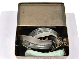 Brille für Kradmelder der Wehrmacht. Gummi weich, Zugband elastisch, datiert 1942. In zugehörigem Transportbehälter und Ersatzgläsern in Hülle